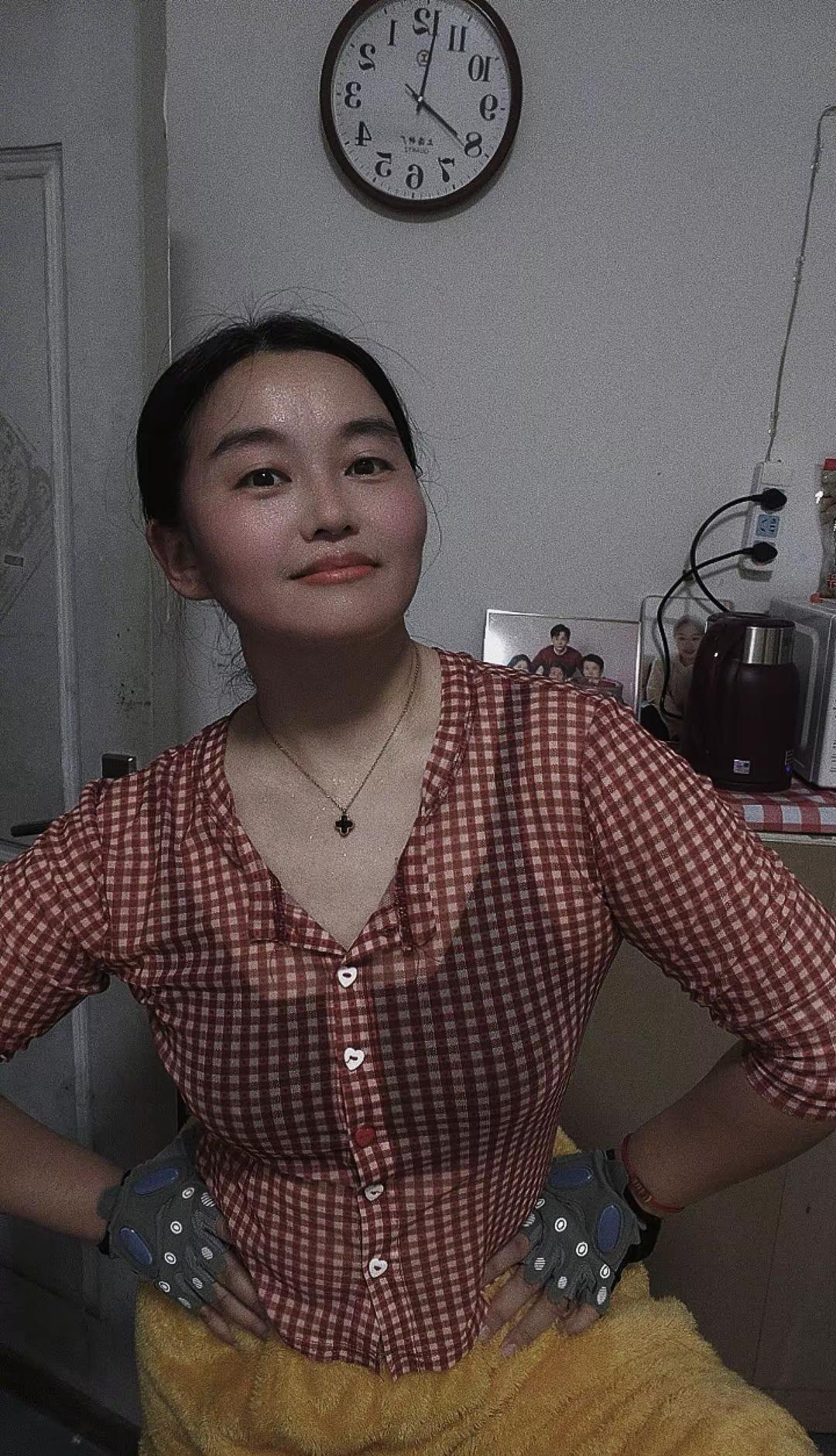 现在每天锻炼完都有个固定流程——先对着镜子拍几张照，翻来覆去选半天，最后捧着手机