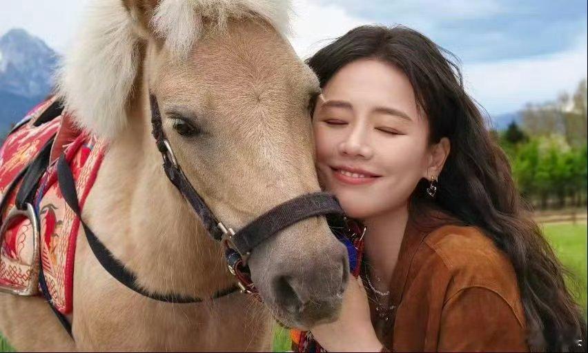 马思纯云南体验簪花被马思纯这组簪花旅拍狠狠美到咯。鲜活小花搭配治愈笑容。满满春日