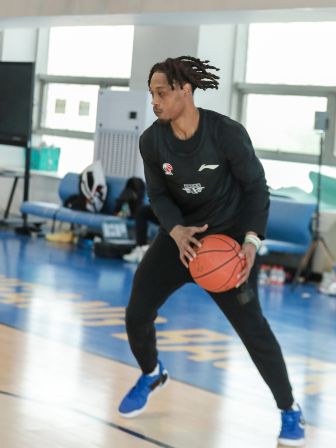 北京北汽男篮备战照片，新援阿隆德斯·威廉姆斯参与合练，恢复中的赵睿、曾凡博在内。