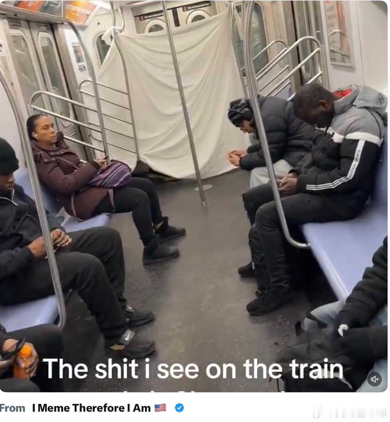 一名無家可歸的男子竟然在紐約地鐵的一節車廂里以床單當布簾，在那裡安家！有民眾看到