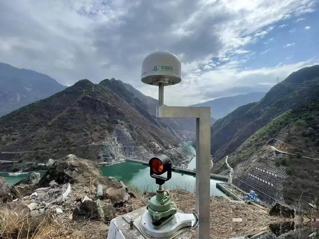悬在中亚四国头顶的“水上核弹”！西方勘测只“画大饼”，中国北斗卫星筑起“救命防线