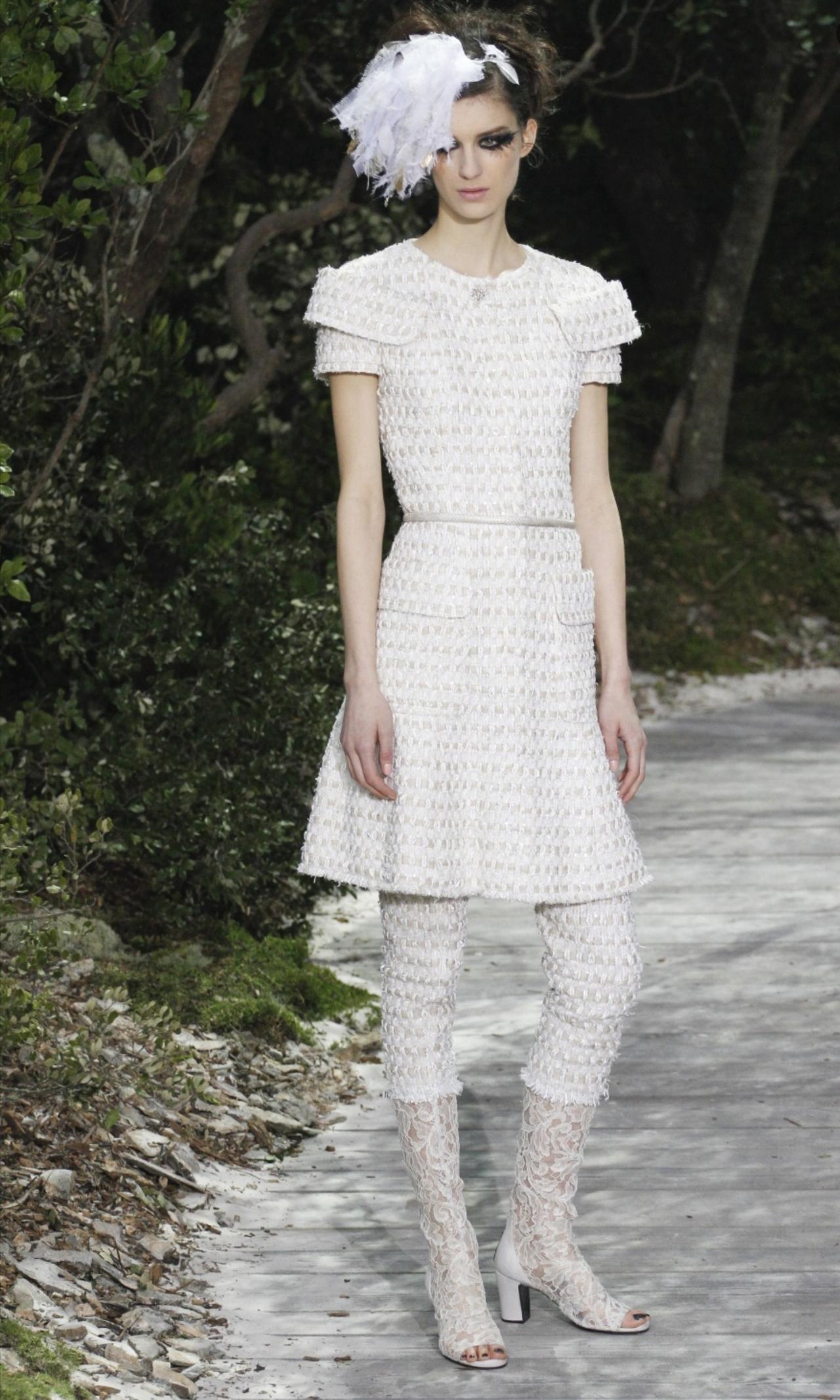 Chanel2013春夏高定系列，让斜纹软呢焕发了新的春天。这种陪伴香奈儿走过几