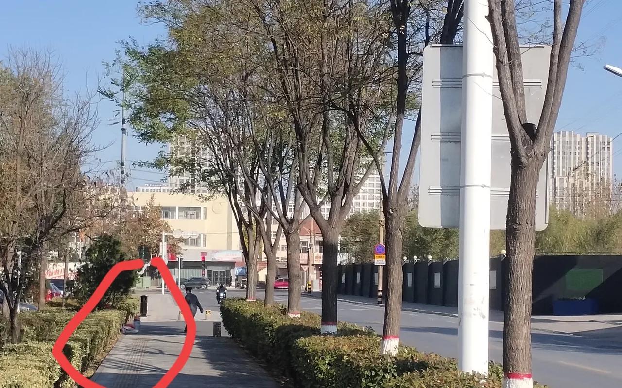 今天上午路过即墨古城东部镜榕街，偶然看到古城东部回迁房工地西门对面有一个人戴着安