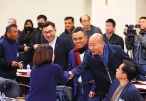 争取立院龙头宝座的韩国瑜首开口支持民众档改革方案，韩国瑜当然此举为了争取柯文哲阵