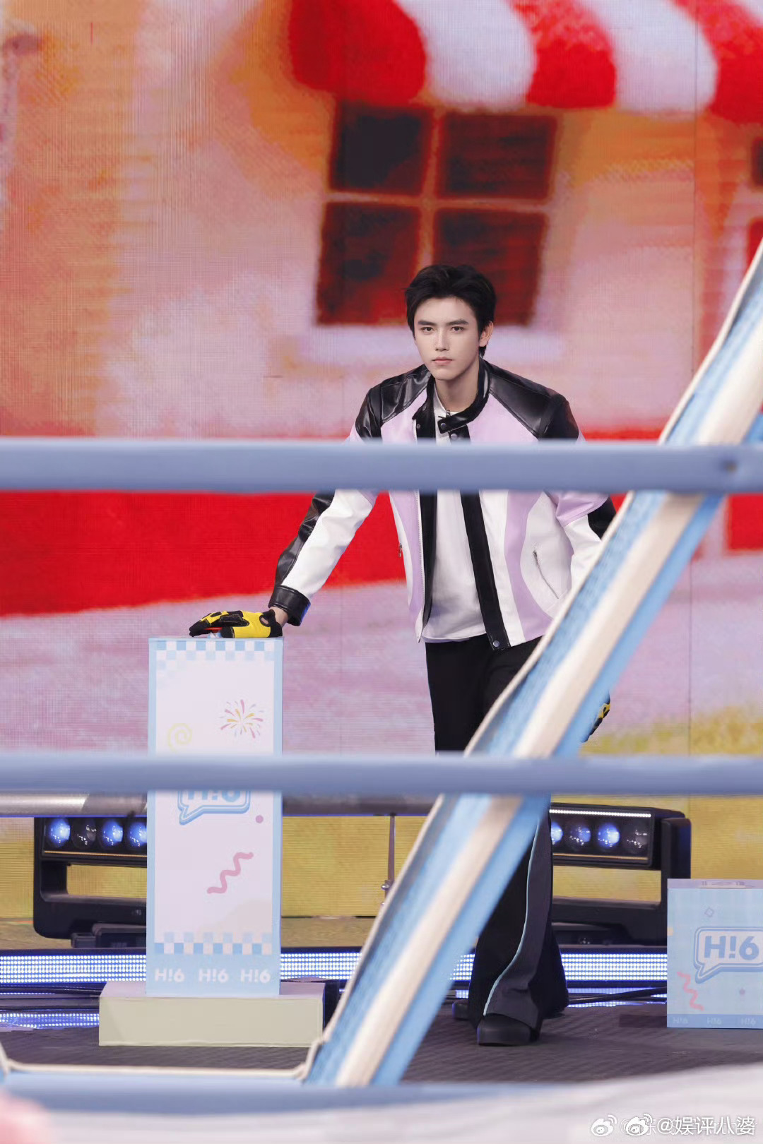 陈飞宇王嘉尔一见面就考级陈飞宇、王嘉尔这交流太绝!见面就“考英语”，对话丝滑。阿