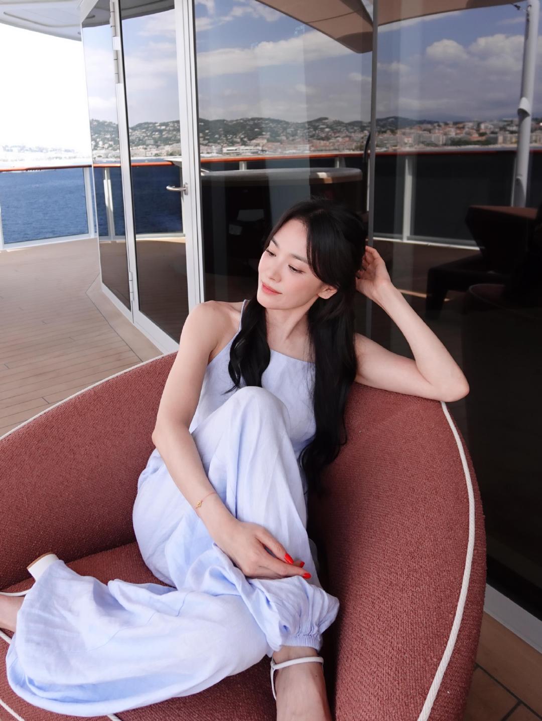 宋慧乔又瘦了宋慧乔在戛纳的海边松弛感～看着好舒服！！这几套造型都好好看！ 
