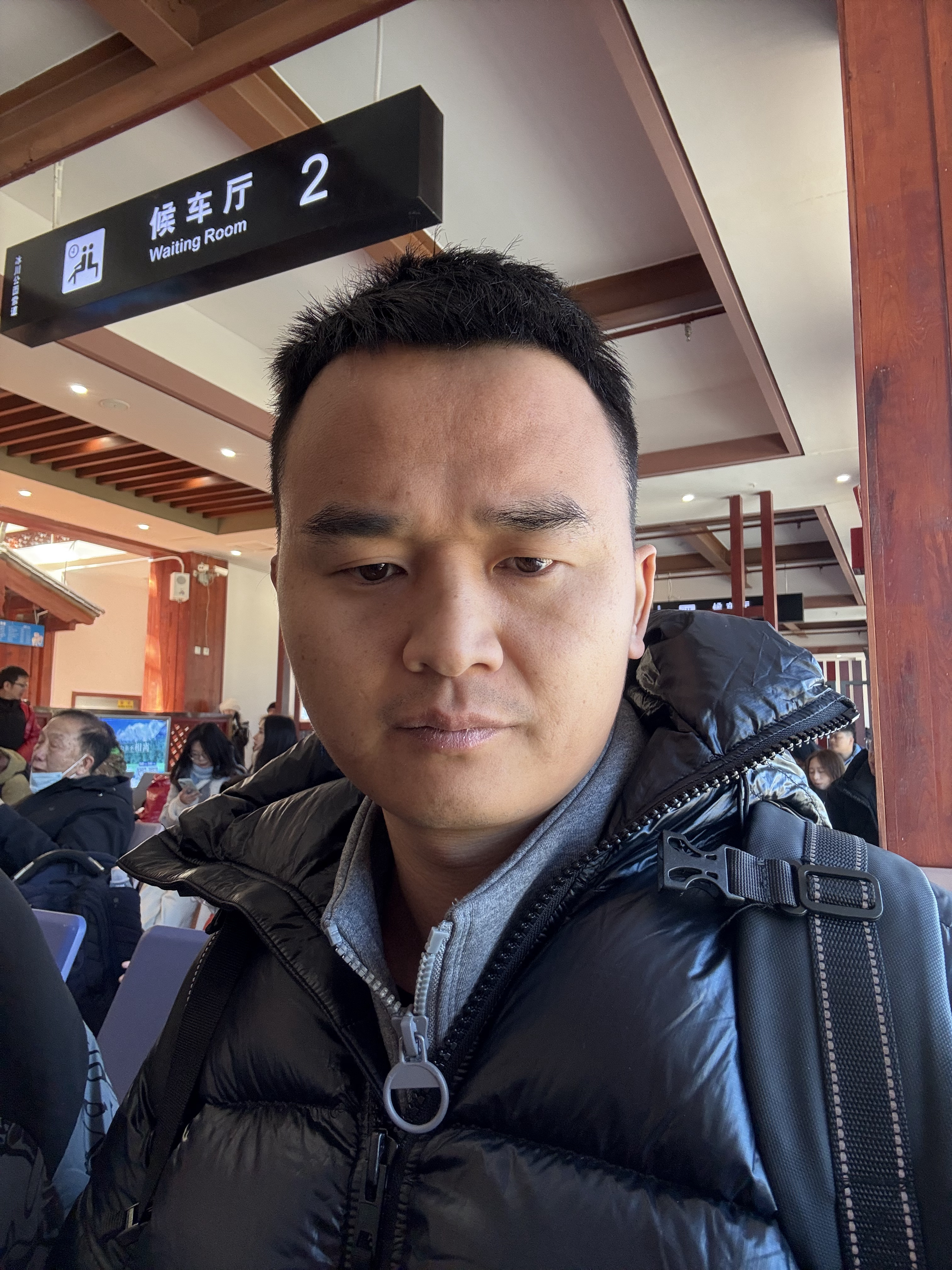 坏消息：排了3个半小时还没开始登山。好消息：排队的地方在室内候车厅。  