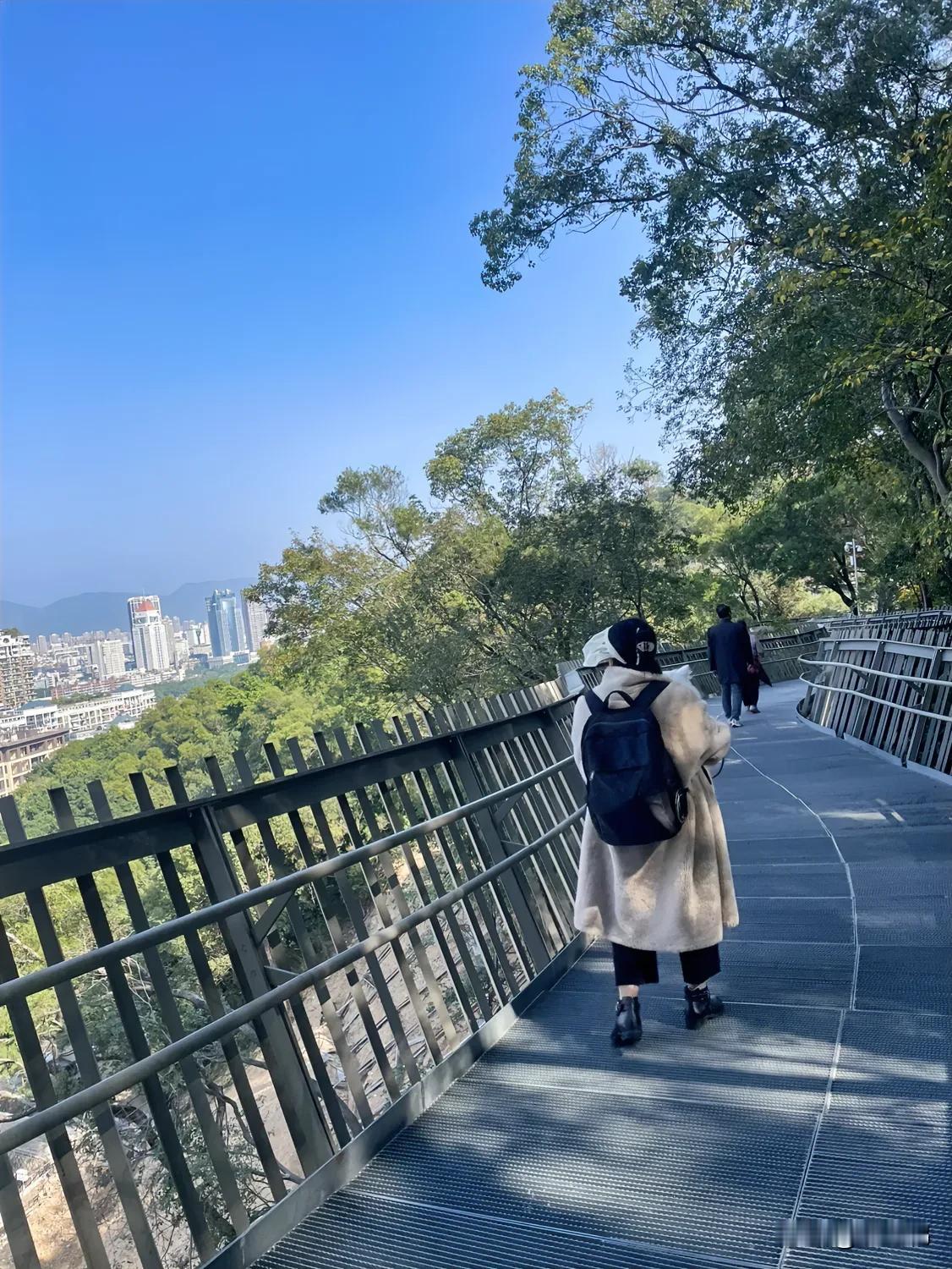 昨天路过西湖公园，顺便去公园溜达一圈，我至少5年以上没去福州西湖公园了，发现西湖