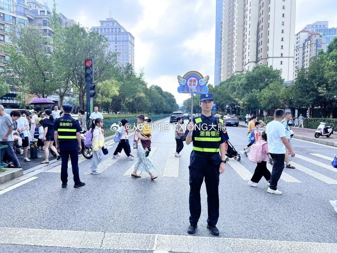 【英雄城交通•综合 | 岭口路上的暖流！南昌交警守护1.2万名学生】南昌开学第一