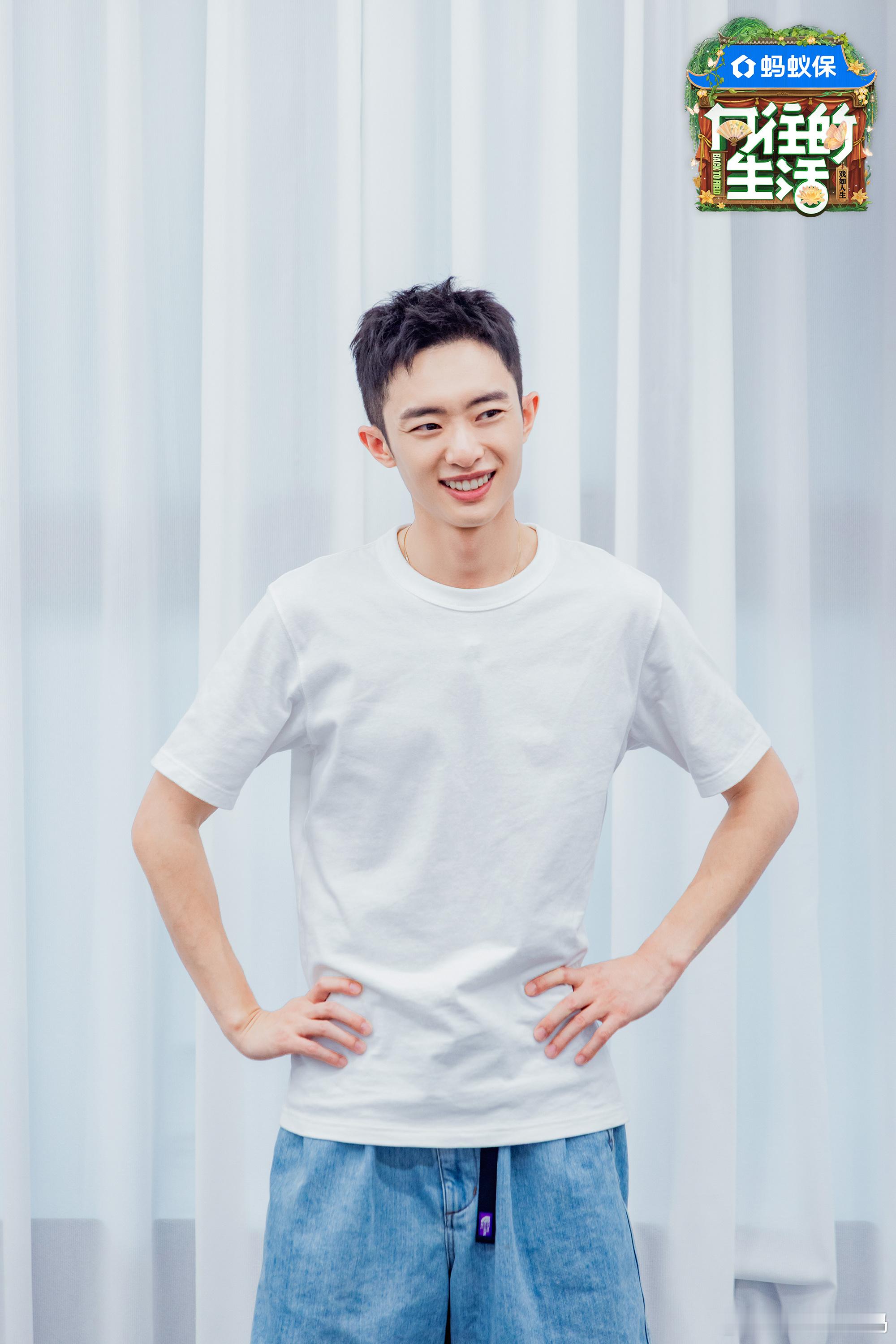 白宇帆在节目里太实在咯！拉着行李箱装满陕西特产，就像走亲戚一样，这份真诚太可贵！