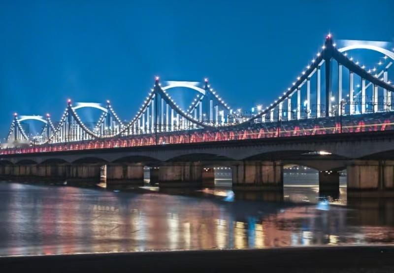 长焦拉来远方山河，算法留住身边温暖，手机镜头藏满生活烟火，国产科技让平凡日常也能