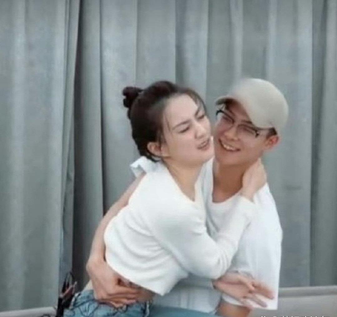 徐璐当时估计头都大了，这手松还是不松啊？这节目咋回事啊！ ​​​