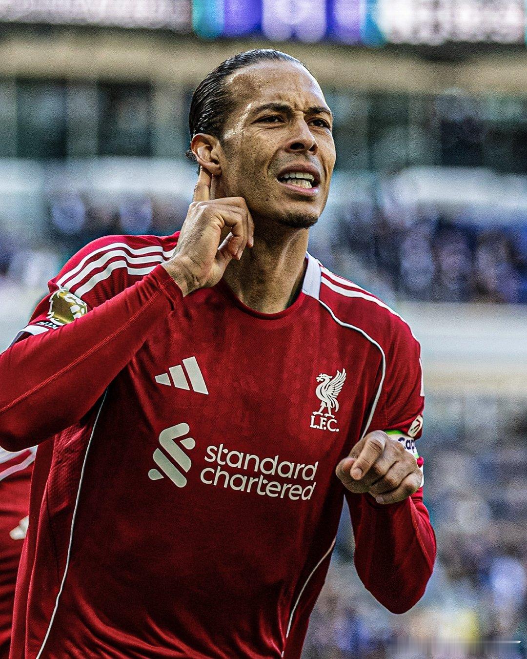 本赛季英超后卫中，范迪克在以下数据中排名第一：▪ 空中对抗成功次数▪ 解围次数▪