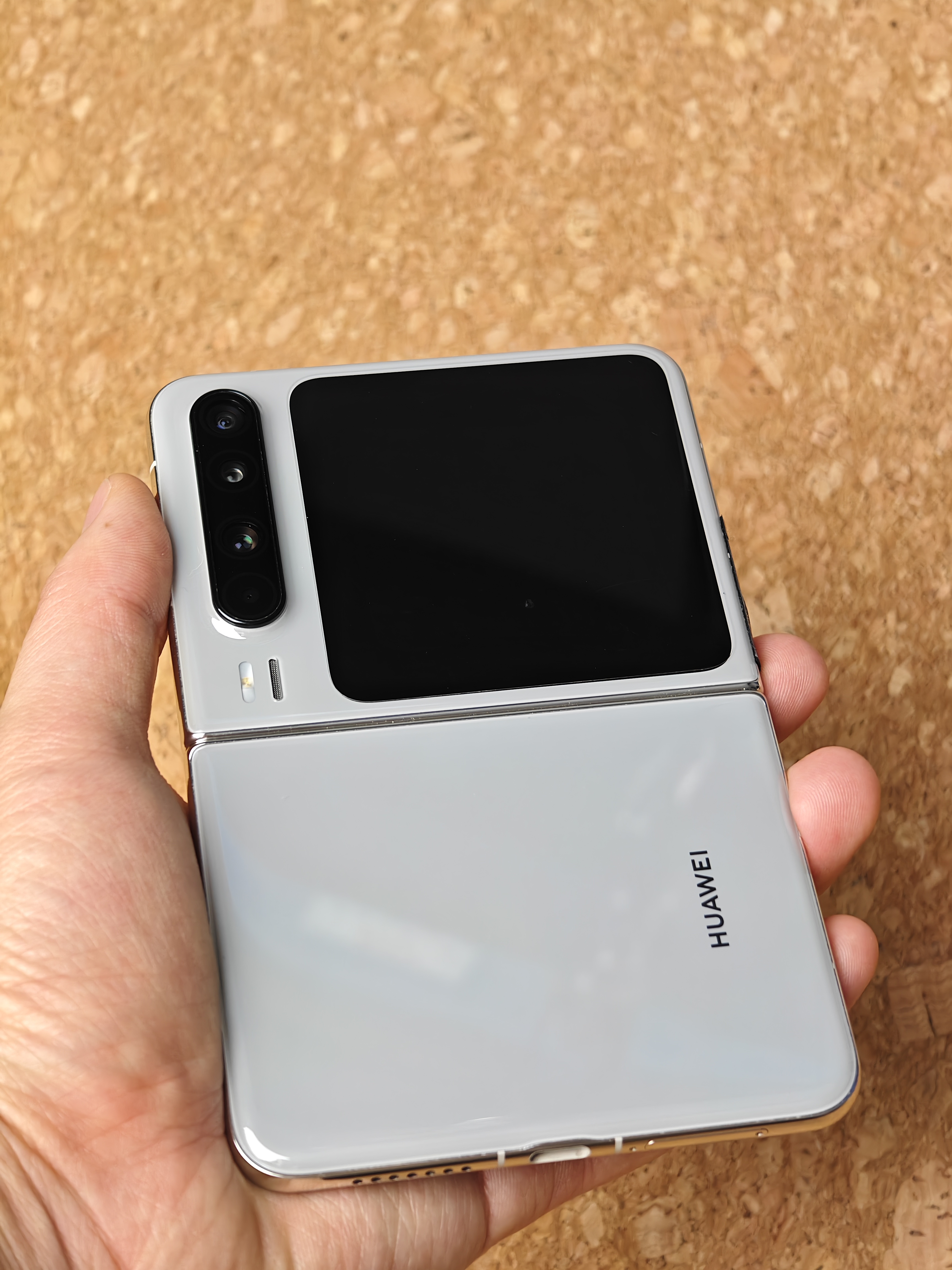 Pura X这种阔折屏看视频跟小说还挺爽的，不知道今年会不会更新一下