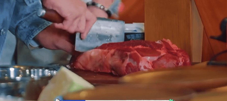 王安宇炒菜隔空加热 玄学厨子上线，锅离火仍翻炒，网友：这是在给牛肉做心理建设吗？