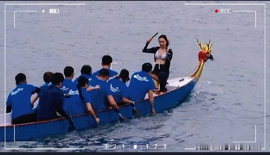 龙舟上出现了一个不出力，还增加重量的人，看上去会拖累龙舟，实际上这只船队天下无敌