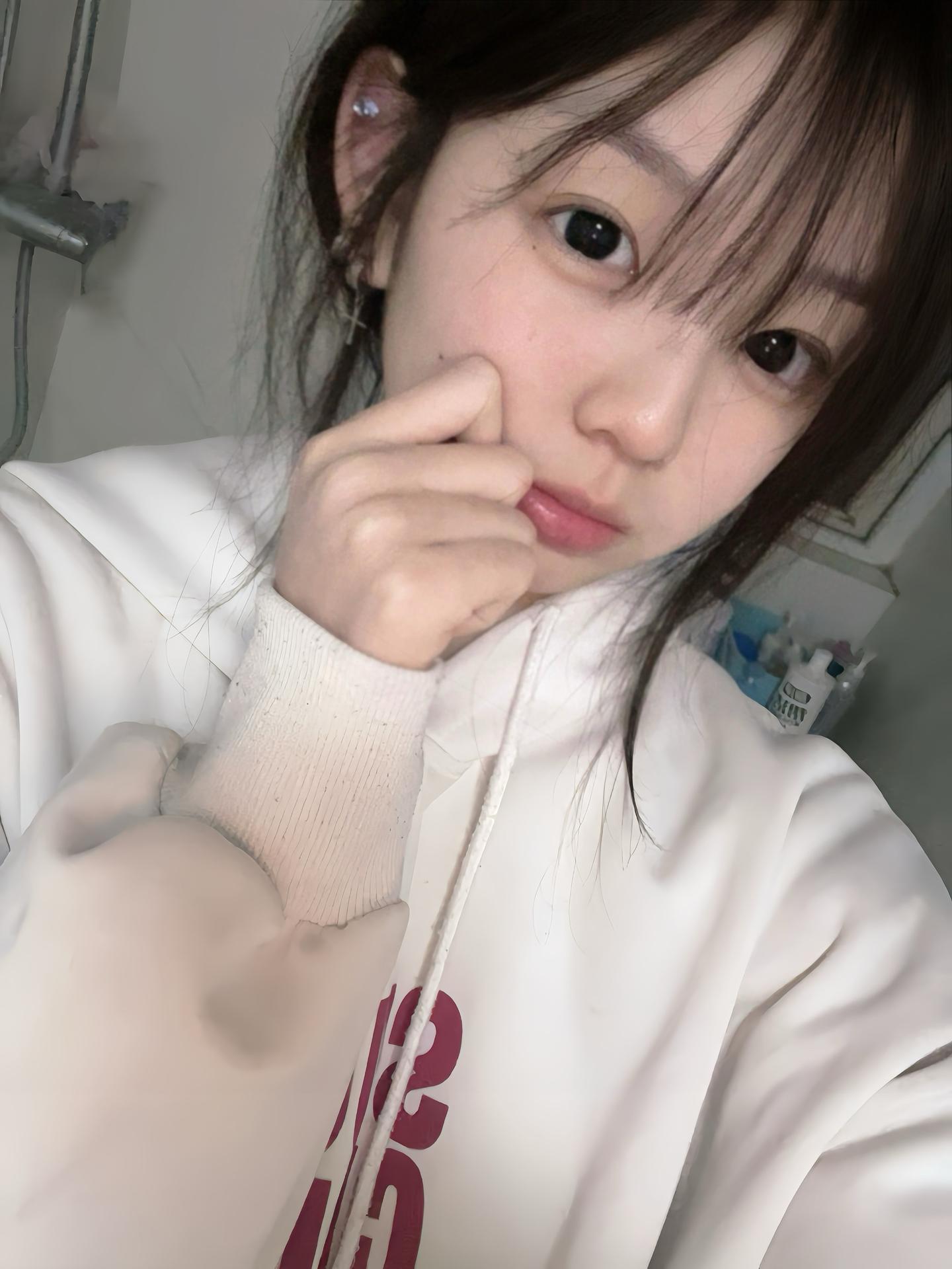 你凝望着我戴着赫莲娜黑松可可的眼睛