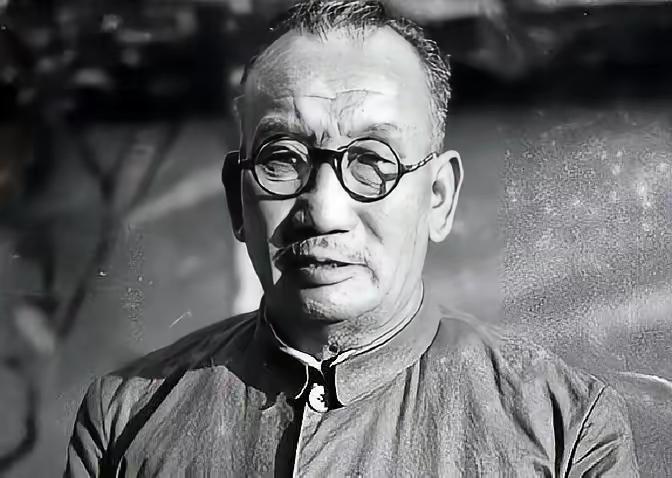 1949年，灵武刚解放。老卢把马全良、马英才喊到一块儿，脸垮得老长：“完犊子了！