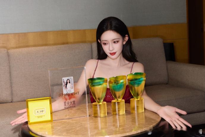 孟子义一次性晒了五个星光大赏奖杯孟子义发文晒星光大赏奖杯孟子义摔出了神图 星光大