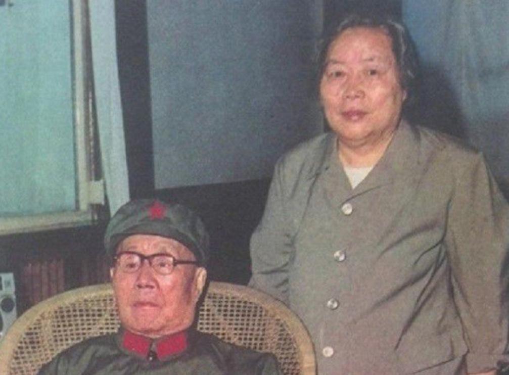 1972年，刘太迟搀扶父亲散步时被刘伯承甩开手，刘伯承反问：这叫什么？
1952