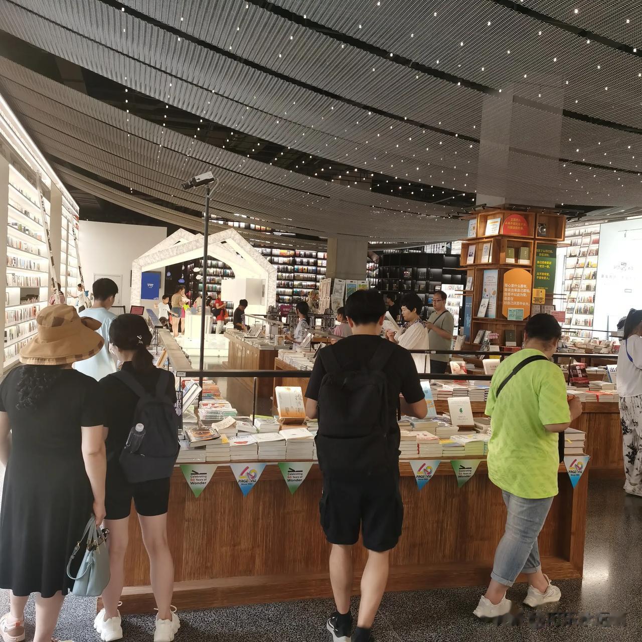  
北京前门必打卡,超美书店PAGE ONE
位于前门大街正阳门对面入口的西侧，