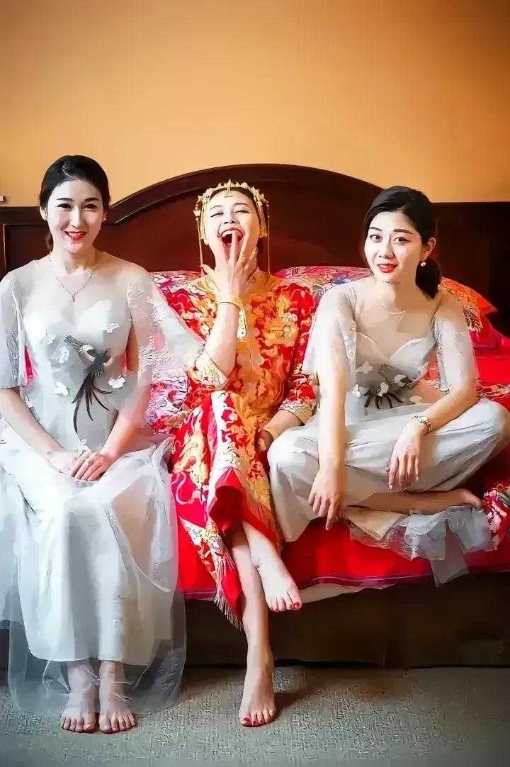 古代女子的美包含着贤良淑德，不像现在没有一点点样子，古代女子的美更多的是涵养和端