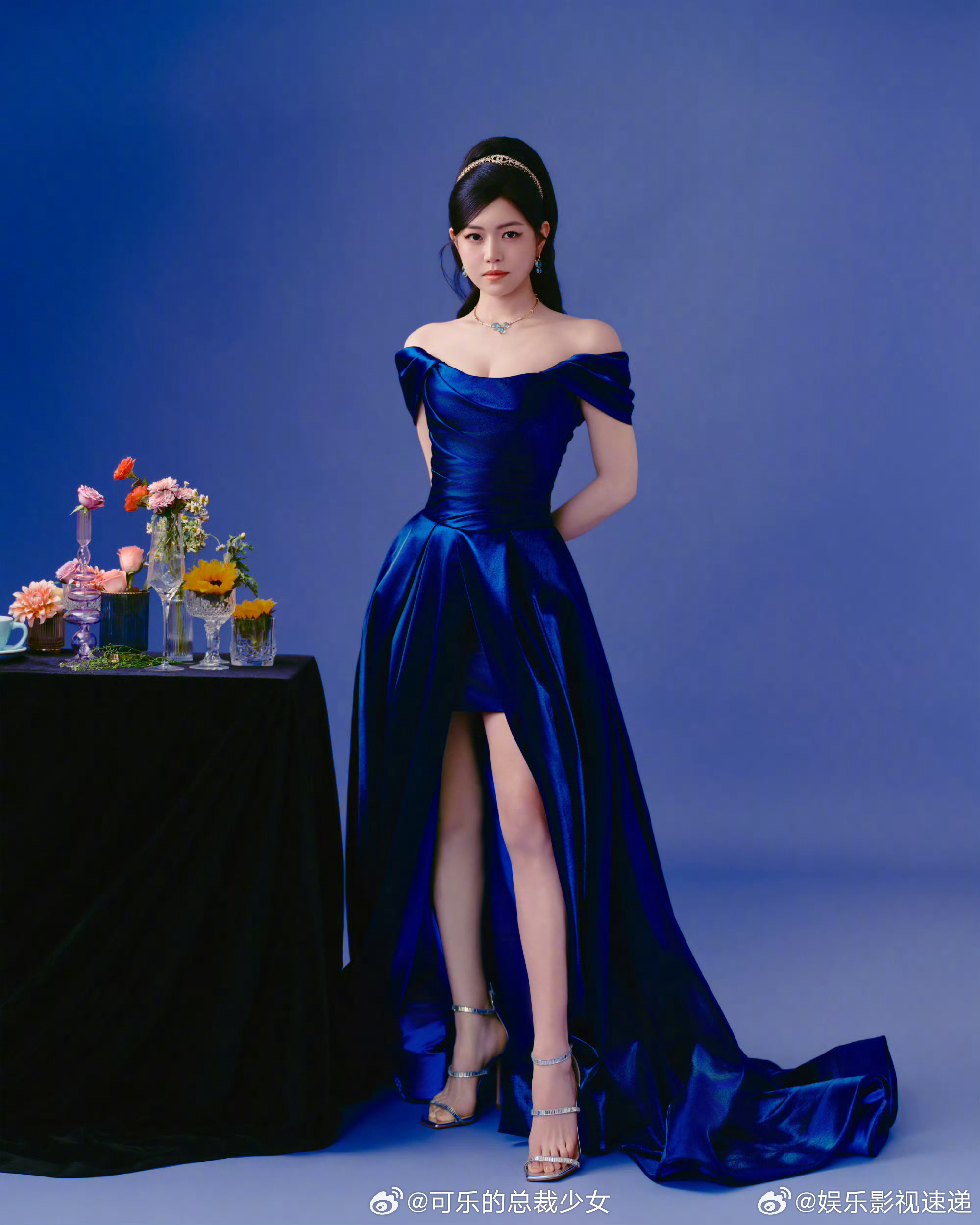 看得出她是公主陈妍希 陈妍希这次的造型直接封神，蓝色丝绒长裙把她所有的优点都放大