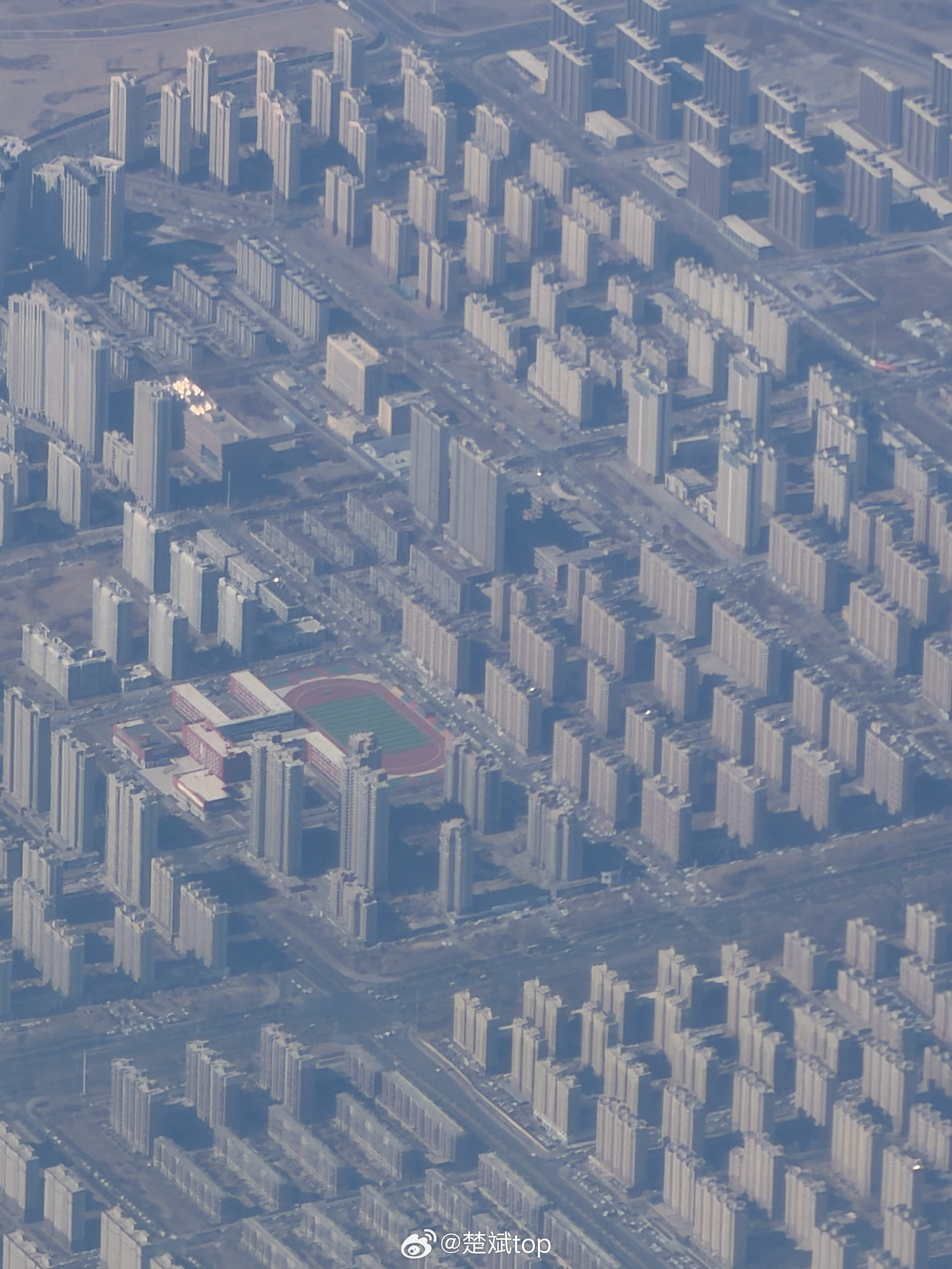 飞机上找自己家系列，图二就是还挺醒目的，因为旁边有个学校操场就是坐标，图三是我家