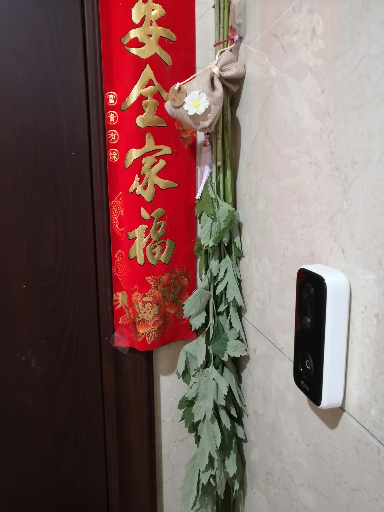 明天就是端午节，我家的菖蒲艾草挂上门庭了，辟邪祈福，愿家人平安，同时，也祝愿大家