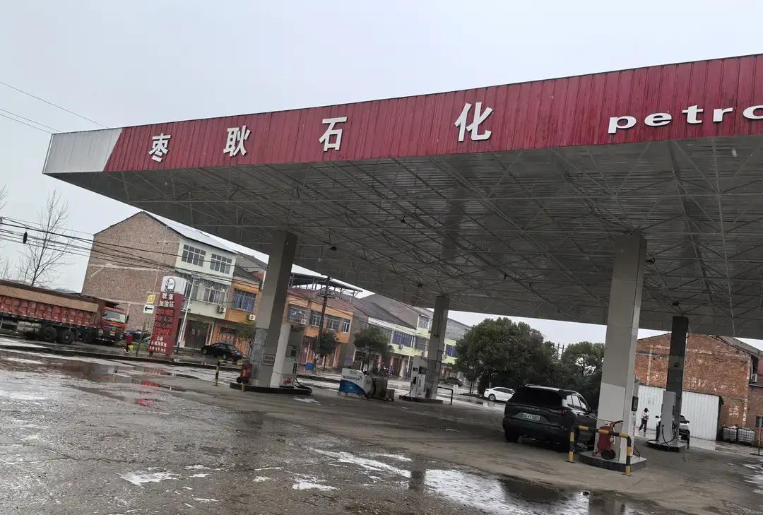 今天刷到有人发“到高速撞车大堵车”，说小轿车怼上SUV，堵到下午五点。

我上午