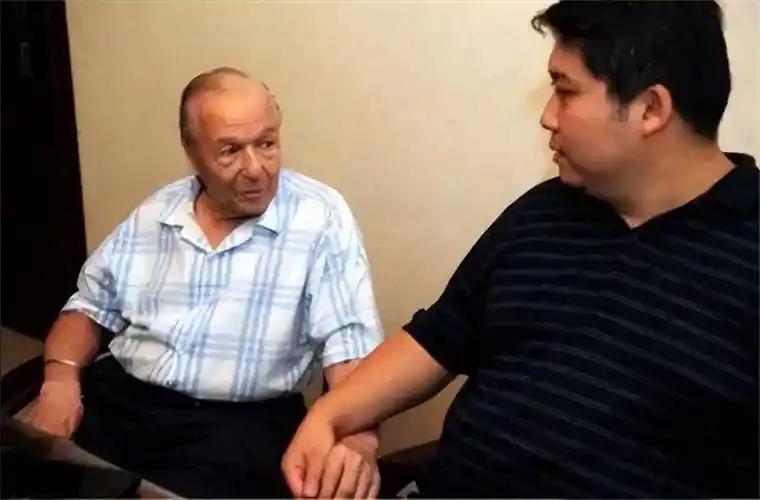 中国小伙远赴英国求学，遇到独居老人汉斯。
 
从这以后，两个年龄悬殊、不同血缘的