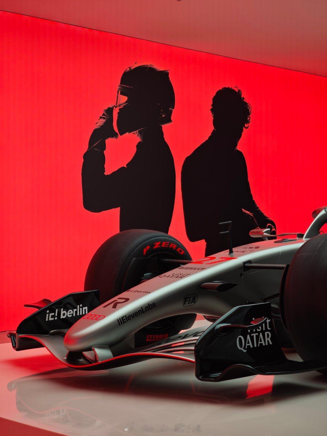 奥迪这展台好啊~~完全不关心卖着啥车了这块F1专属房间足以让人心甘情愿排队半小时