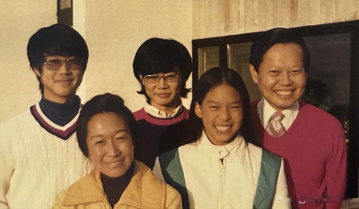 1976年感恩节，杨振宁在纽约石溪家中的全家福。从左至右依次为：次子杨光宇，出生