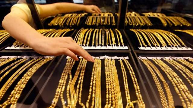 金价跌破4000关口！水贝人山人海抢金，普通人抄底还是离场？