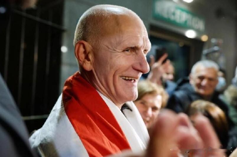 白俄罗斯当局释放了123名囚犯，包括诺贝尔和平奖获得者 Ales Bialiat