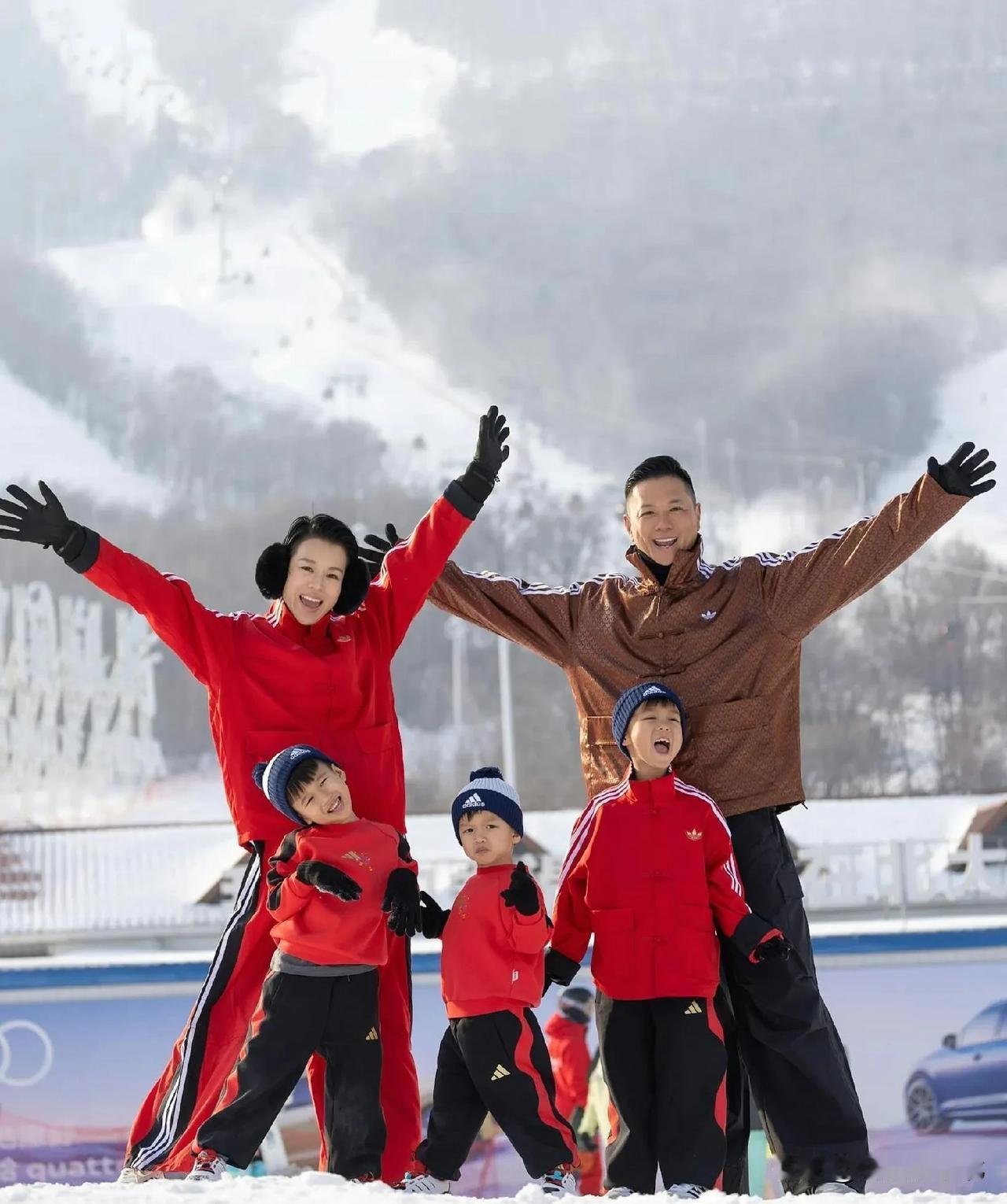 内娱资讯，四十五岁女艺人胡杏儿一家五口滑雪，真是让人羡慕！

近日胡杏儿在自己的