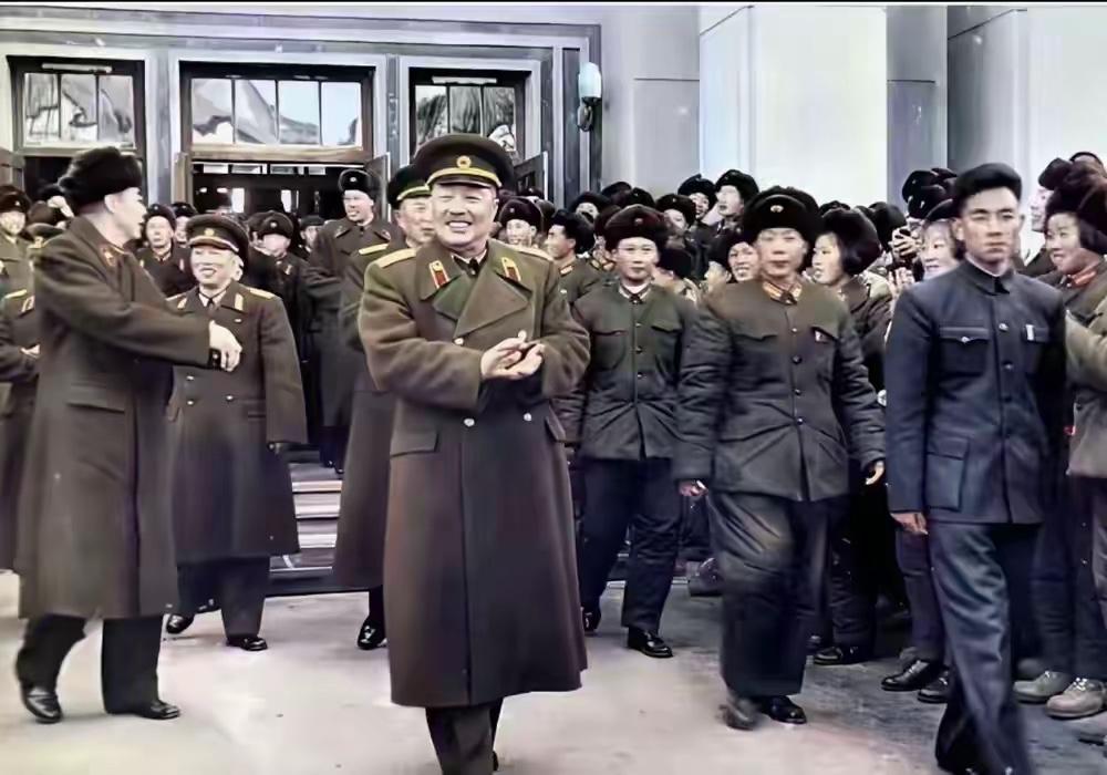中间这位军人是谁？估计99%的军迷都能认出他来！