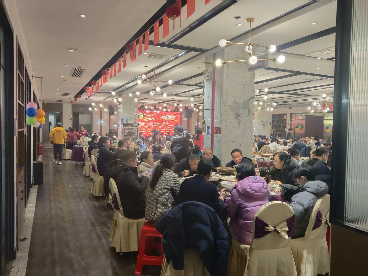 除夕的湖南湘潭某饭店，餐馆内挤满了吃团年饭的客人。大年三十，餐馆的生意好到爆，据