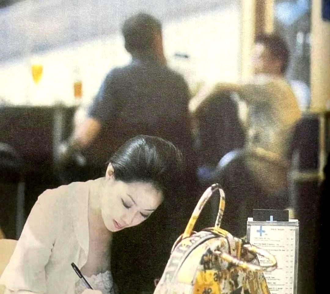 欠2.5亿，债主堵门她还在试口红
 
那天门铃响个不停，她对着镜子前抹完最后一笔