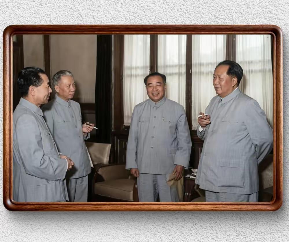 这是我们的四位伟人在交谈。四位伟人也难得同框了。
      我们深切怀念为中国