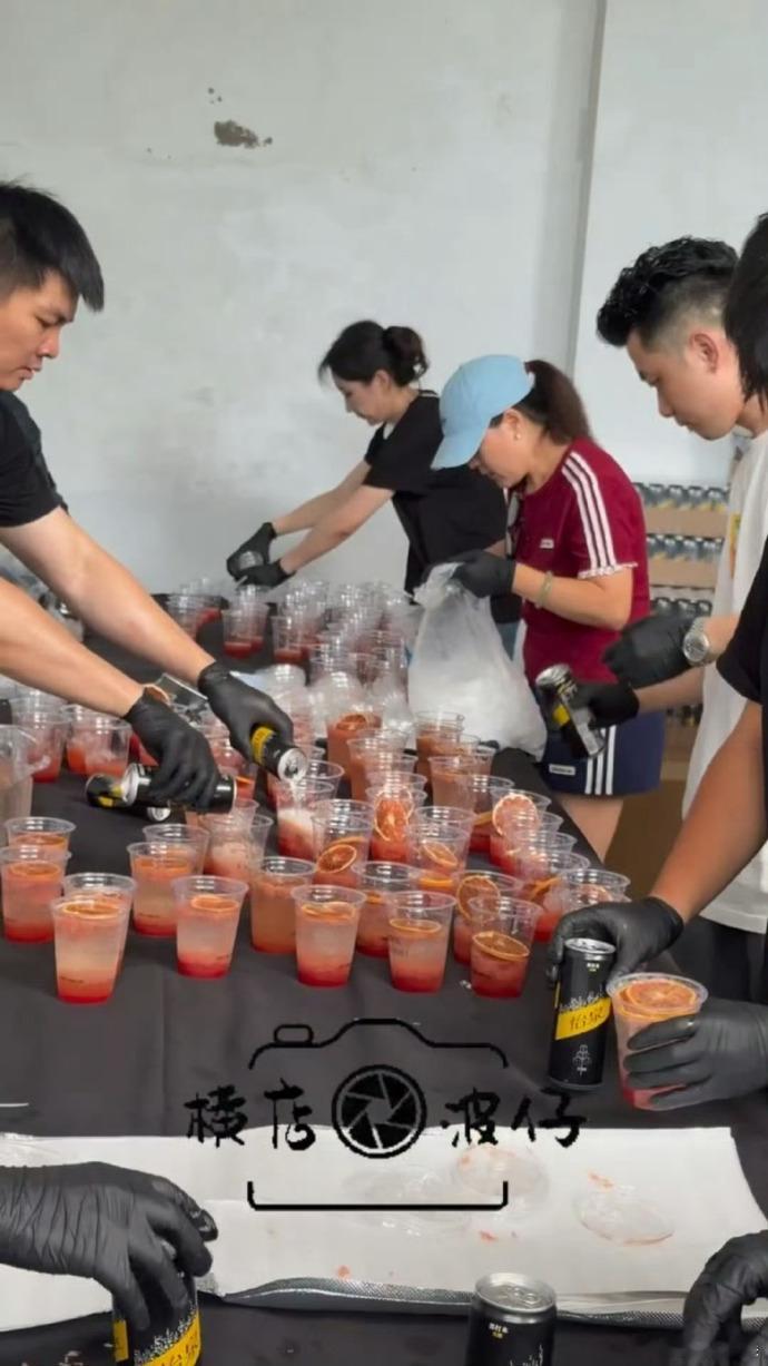 王鹤棣将门独后杀青给粉丝逆应援王鹤棣妈妈亲手准备的饮料诚意满满的逆应援见证王鹤棣