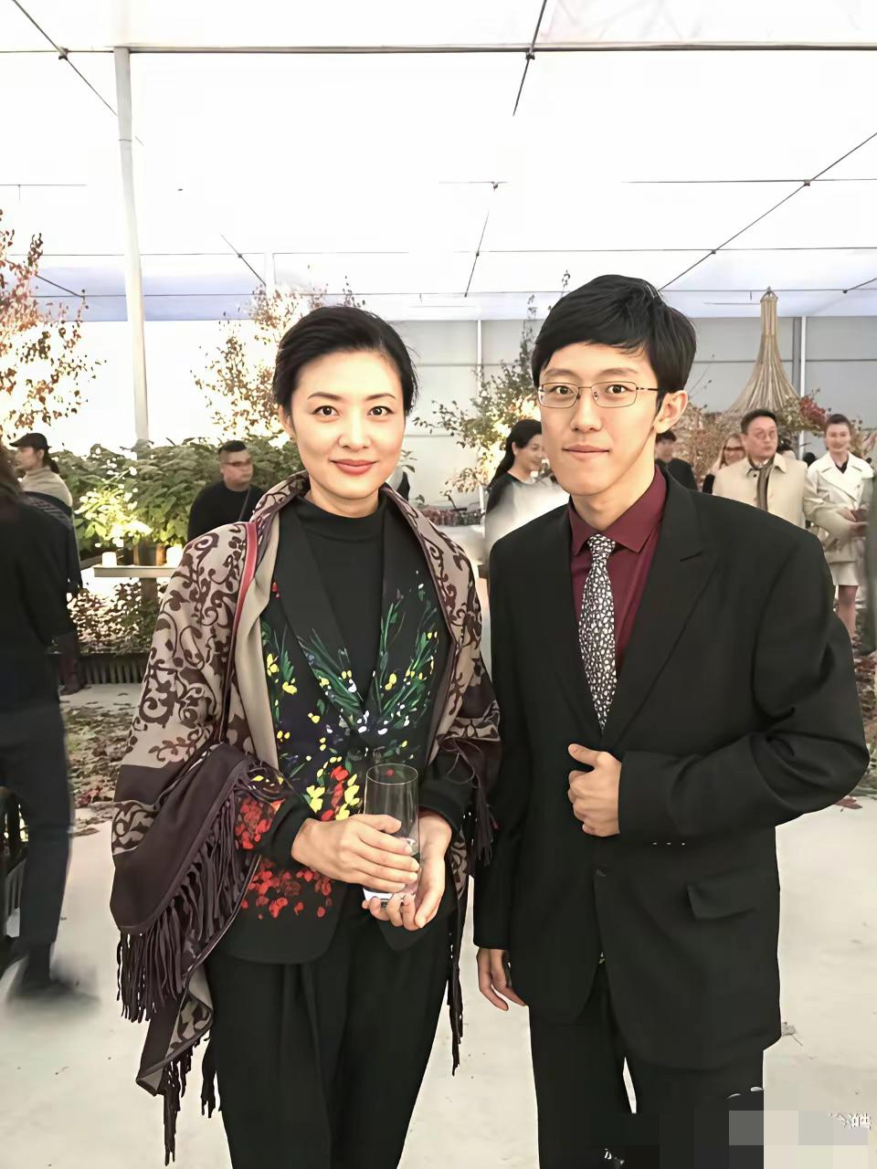 周涛非常有气质的主持人，旁边男生是谁？