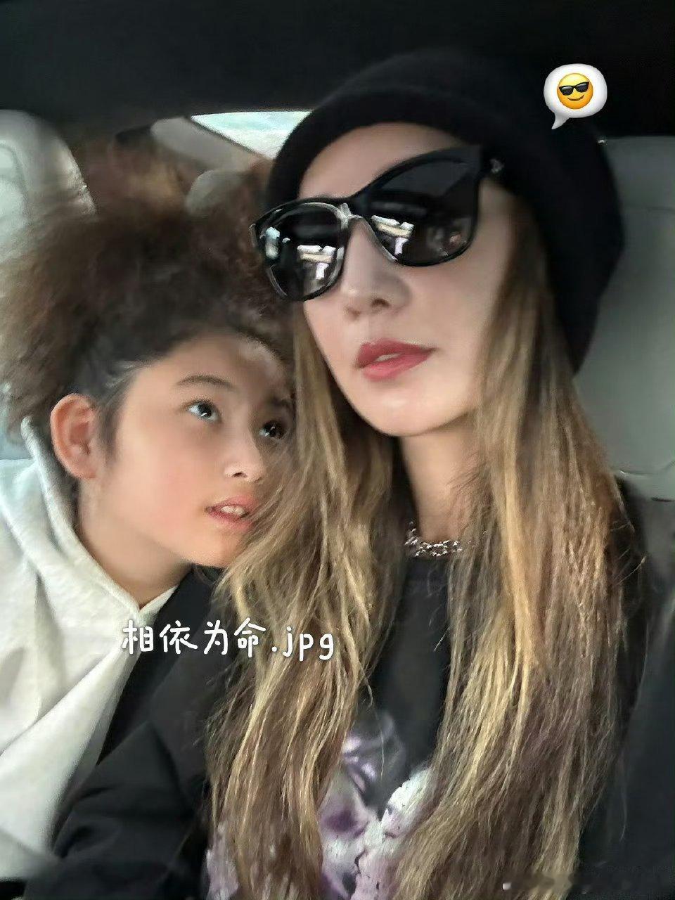 郑希怡女儿缩小版的郑希怡郑希怡的女儿长的和她好像,完全是缩小版,可爱又漂亮 ​​