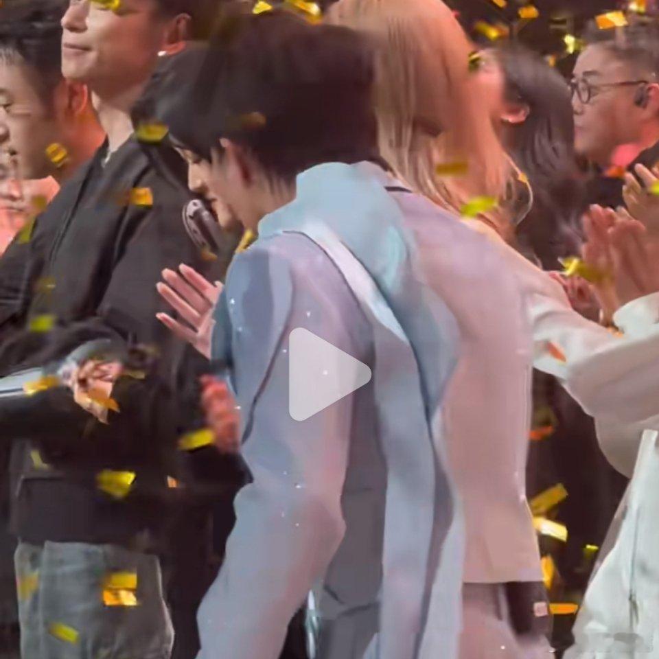 周深没接住彩带，却意外用嘴接住了，仿佛彩带知晓小猫饿了，自行送入其口中，真是有趣