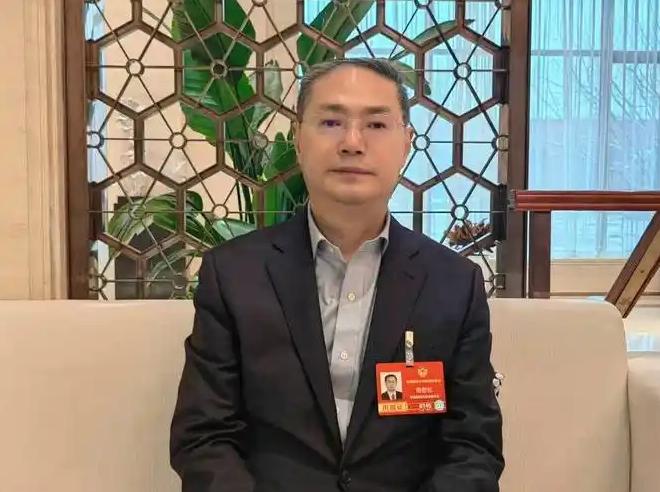 这事终于有人敢捅破了！政协委员周世虹直接建议废除劳务派遣制度，不是去修补漏洞，也