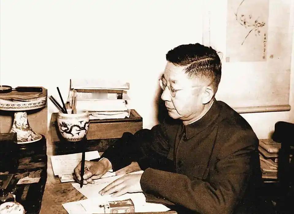 1966年8月24日，老舍投湖自尽于北京西城太平湖，在投湖自尽前，他特别舍不得自