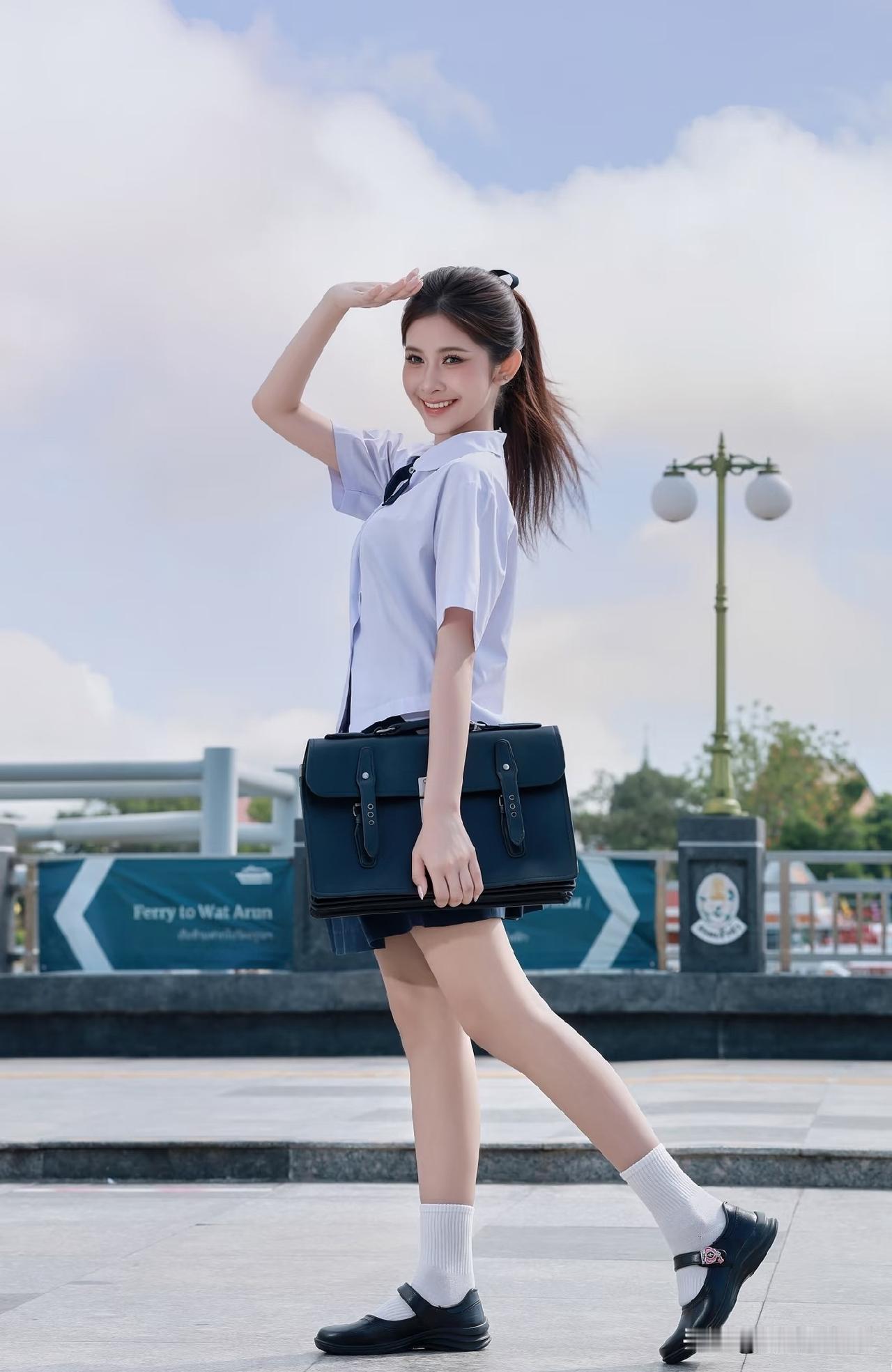 元气少女，元气满满的一天从微笑开始！😊💼🌞
