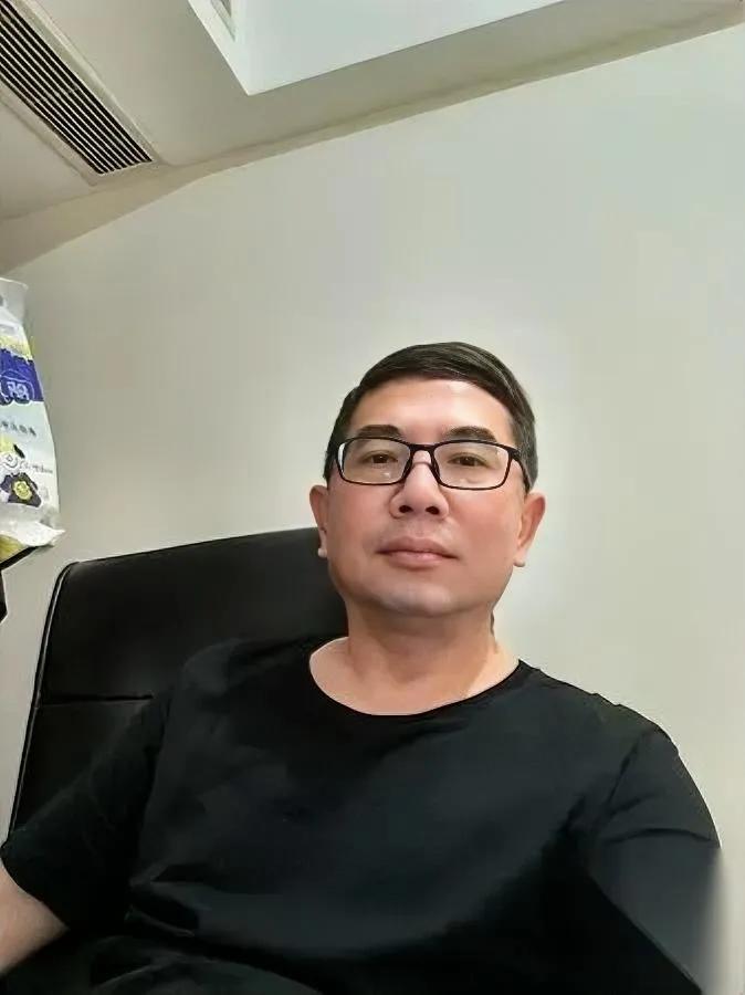 中秋夜，我煮了碗面

加颗卤蛋，飘着半根青菜

不是不想吃好的，是怕热菜端上桌，