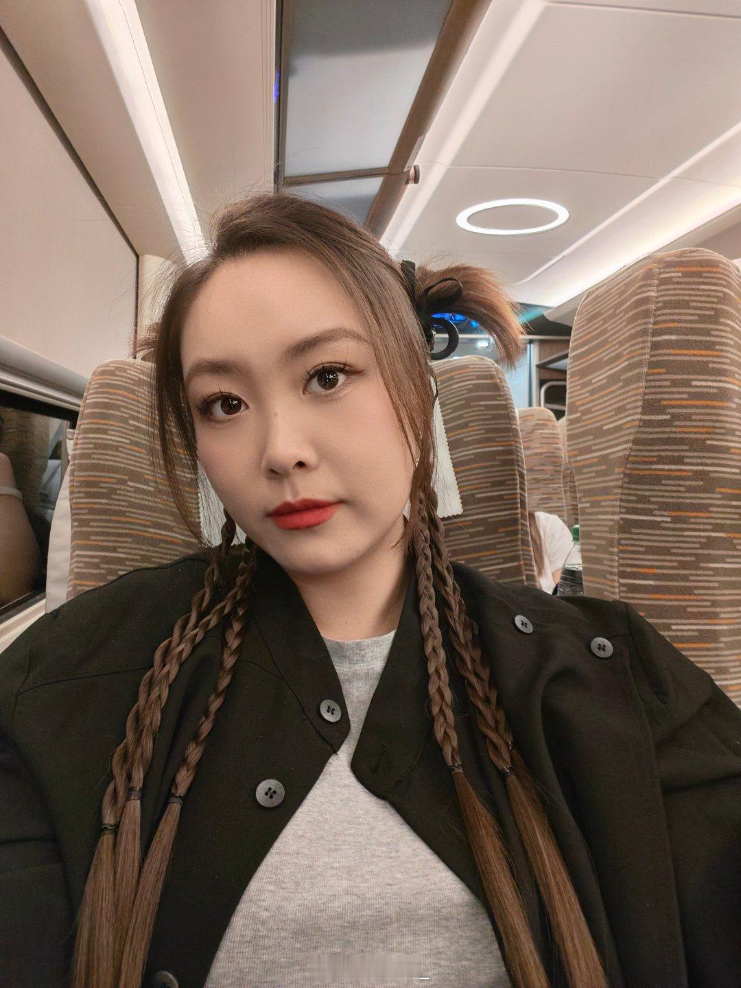 给你们展示一下什么叫女大十八变大歌碎碎念ootd发型自拍
