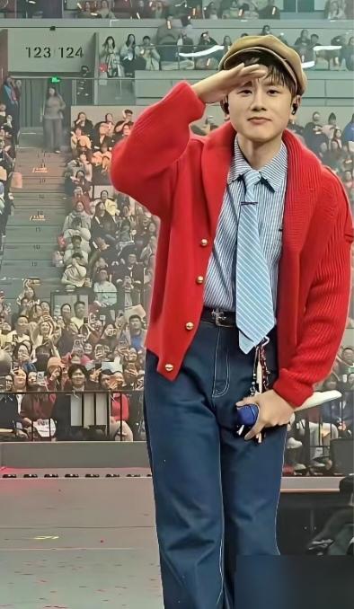 14年前张杰被全网追着叫“闰土”。
这绰号起源于谢娜快本的一句玩笑，再配上他当